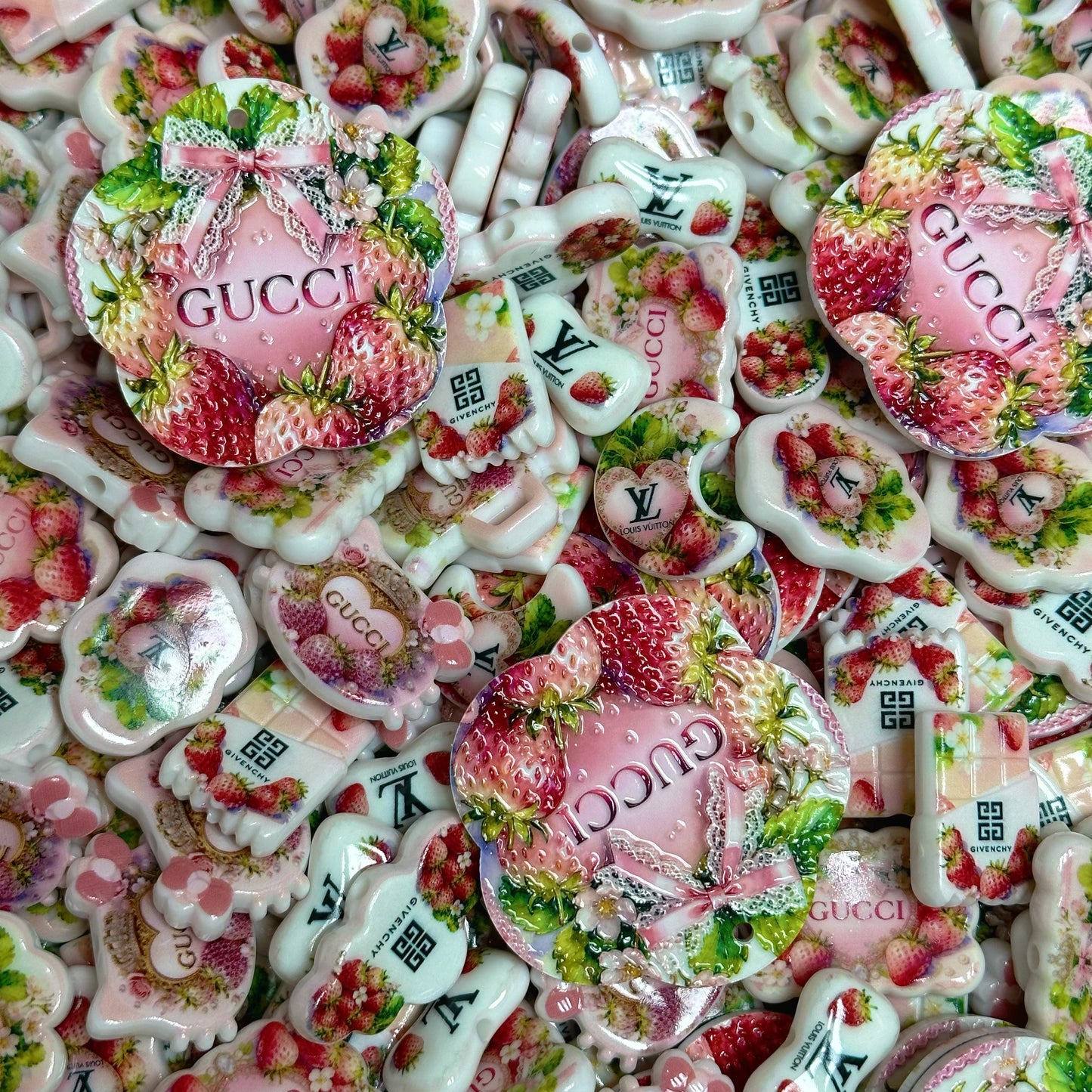 Acrylic beads –  Strawberry Luxe Logo for beadable pens, keychains, phone chains